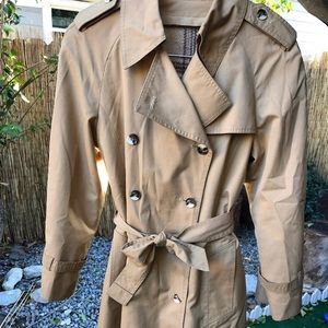 Trench coat no tags,made in Malaysia